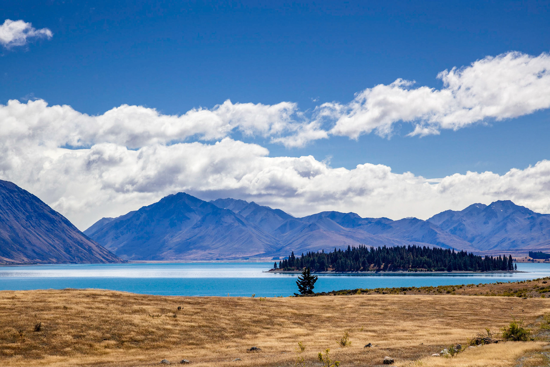 Scenic view of colourful Lake Tekapo
