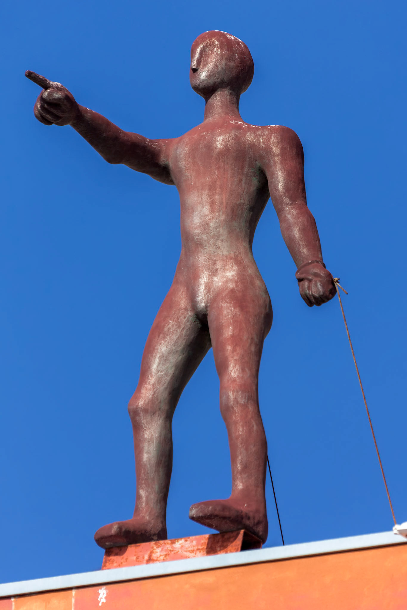 Metal man on roof of a building in Los Gigantes