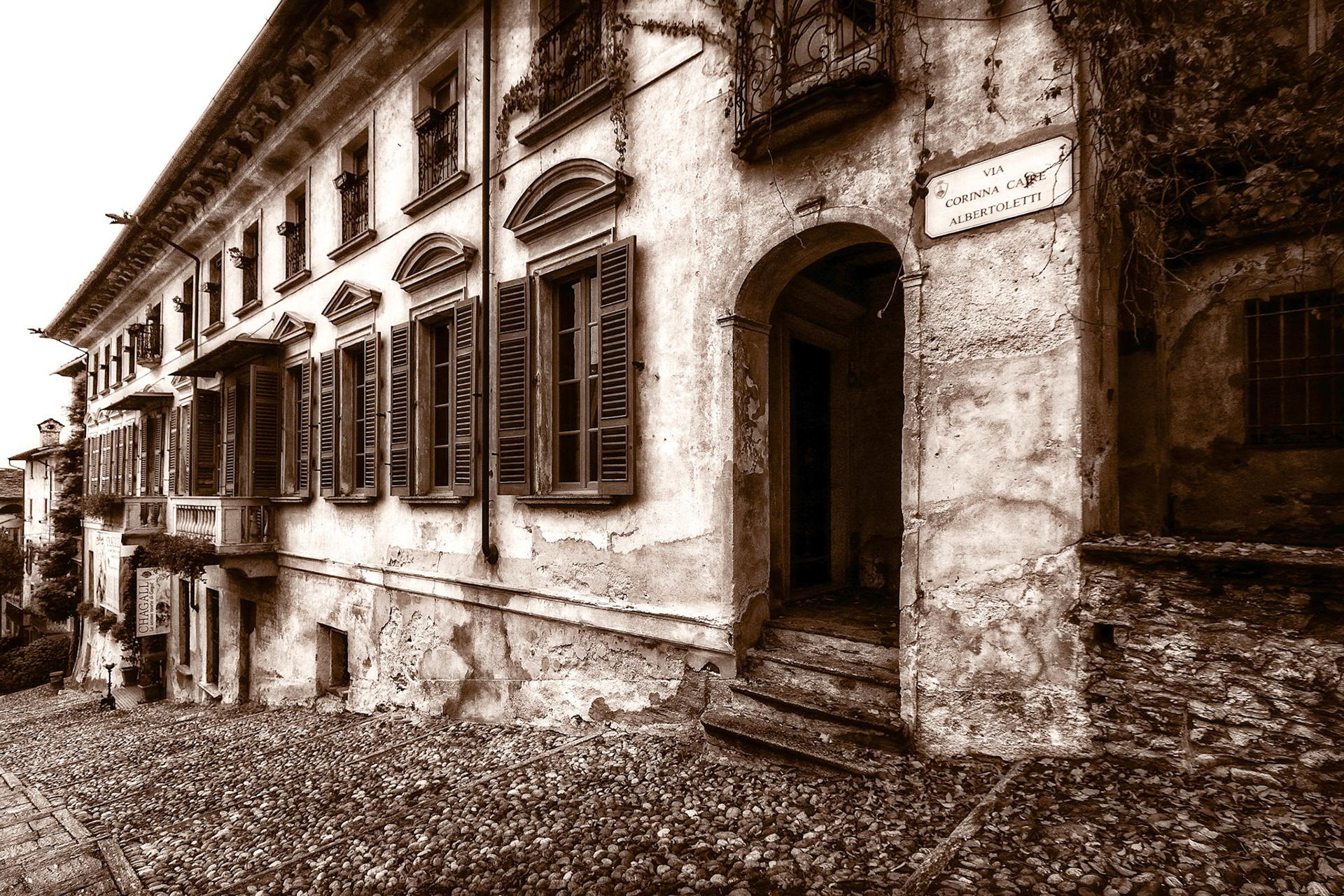 A Building in Via Corinna Caire Albertoletti in Orta San Giulio