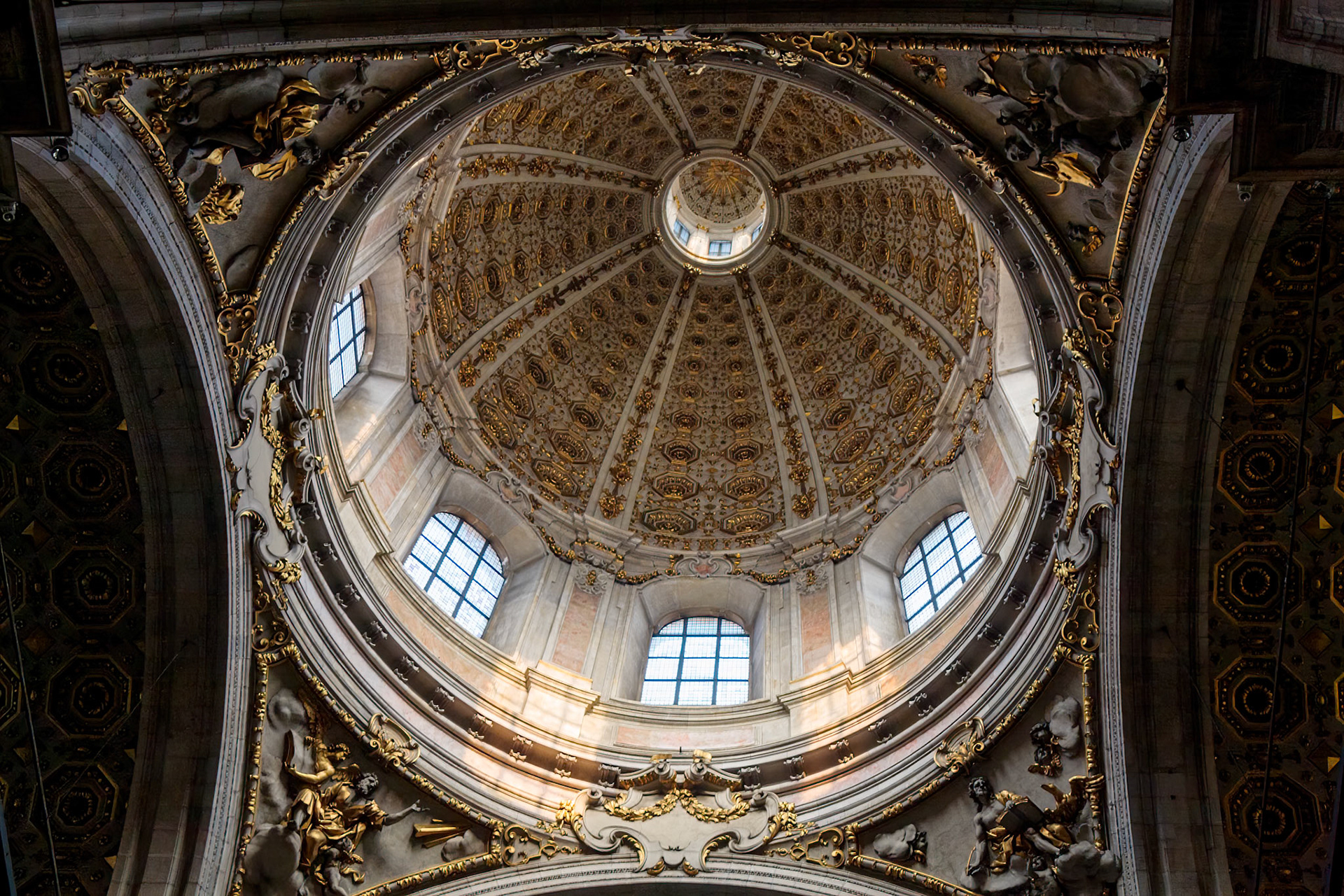 MILAN, ITALY, EUROPE - FEBRUARY 21 : Remarkable ceiling in the Duomo in Milan on February 21, 2008